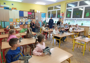 13 Dzieci słuchają instrukcji zadania