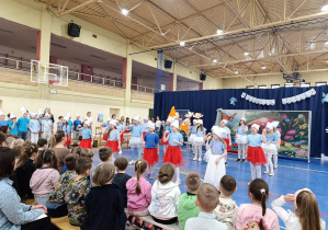20 Taniec uczniów klas trzecich