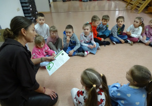 01 Pani Agnieszka wita dzieci i zaprasza do zwiedzania szkoły