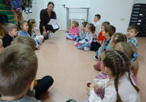 02 Pani Agnieszka wita dzieci i zaprasza do zwiedzania szkoły