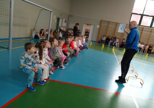 03 Dzieci patrzą na Pana i list z zadaniem do wykonania