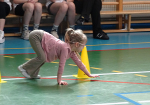 12 Dzieci podczas pokonywania toru przeszkód