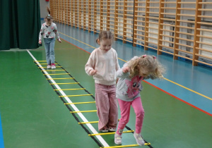 15 Dzieci podczas pokonywania toru przeszkód