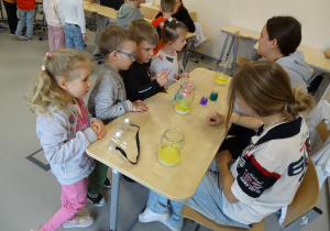 31 Dzieci badają, doświadczają, eksperymentują