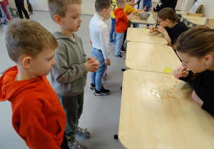 32 Dzieci badają, doświadczają, eksperymentują