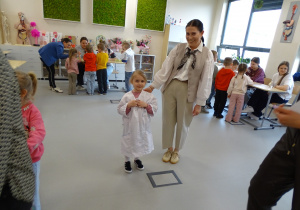 35 Dzieci badają, doświadczają, eksperymentują, Klara w fartuszku z Panią