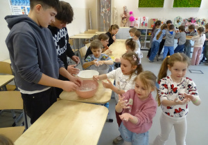 36 Dzieci badają, doświadczają, eksperymentują