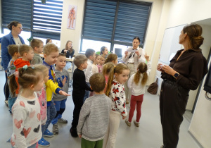 37 Dzieci słuchają dokąd udają się w następnej kolejności