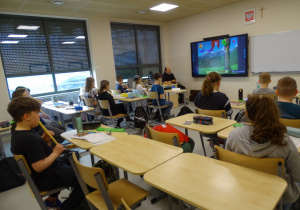 39 Dzieci w sali muzycznej słuchają, jak grają uczniowie na flecie