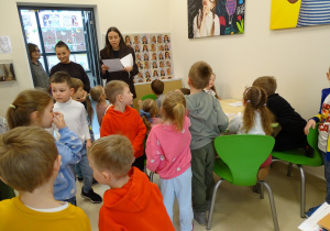 48 Dzieci słuchają na temat pracy specjalistów
