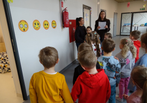 49 Pani czyta o emocjach, dzieci pokazują ją mimiką twarzy, dotykają właściwy obrazek