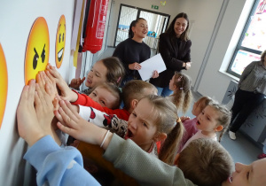 52 Pani czyta o emocjach, dzieci pokazują ją mimiką twarzy, dotykają właściwy obrazek
