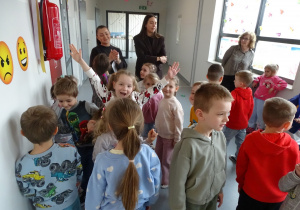 53 Dzieci pokazują emocję mimiką twarzy