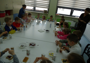 56 Dzieci samodzielnie dekorują gofry
