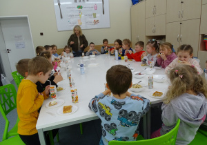57 Dzieci degustują gofry, piją soczki