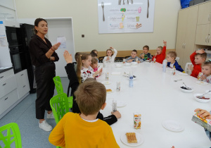 58 Dzieci degustują gofry, piją soczki, słuchają dokąd za chwilę się udają