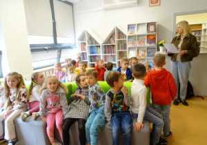 60 Dzieci słuchają informacji na temat biblioteki