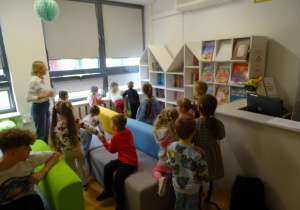62 Dzieci szukają w bibliotece naklejek książek