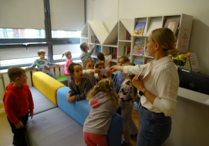 63 Dzieci szukają w bibliotece naklejek książek