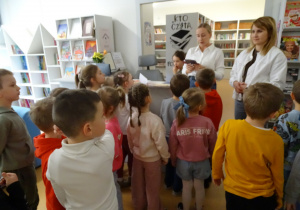 65 Dzieci słuchają zagadek, odgadują rozwiązanie