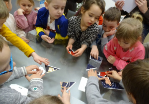 68 Dzieci układają puzzle