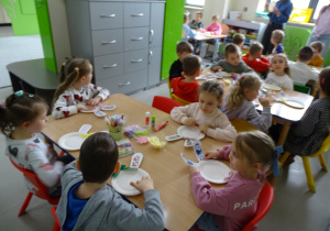 72 Dzieci wykonują na świetlicy pracę plastyczną, ozdabiają króliczka