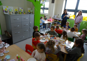 73 Dzieci wykonują na świetlicy pracę plastyczną, ozdabiają króliczka