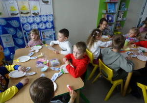 75 Dzieci wykonują na świetlicy pracę plastyczną, ozdabiają króliczka