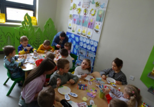 76 Dzieci wykonują na świetlicy pracę plastyczną, ozdabiają króliczka