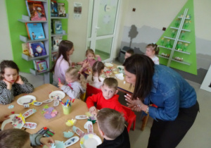 78 Dzieci wykonują na świetlicy pracę plastyczną, ozdabiają króliczka