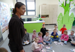 80 Pani Agnieszka żegna się z dziećmi