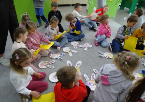 82 Dzieci oglądają i cieszą się z upominków, które dostały od Pani Agnieszki