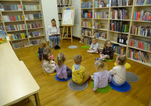 dzieci siedzą