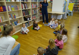 dzieci siedzą