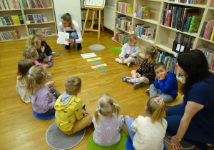 dzieci siedzą