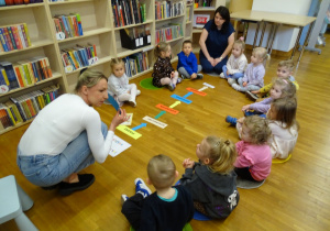 dzieci siedzą