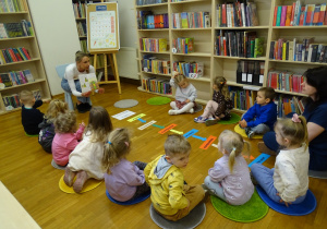 dzieci siedzą