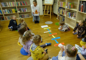 dzieci siedzą