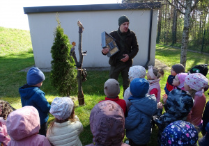 pan pokazuje budkę lęgową