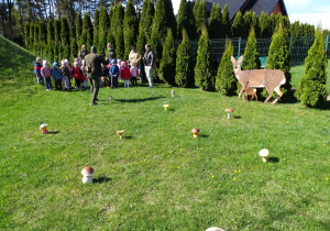 pan pokazuje dzieciom grzyby