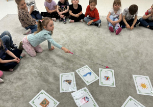 Dziewczynka wskazuje kartę obrazkową