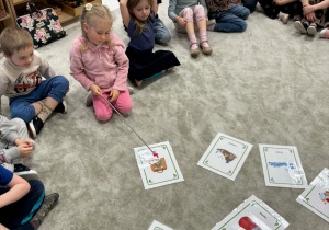 Dziewczynka wskazuje torbę na śmieci