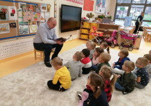 Pan Rozpędowski rozpoczął czytać dzieciom