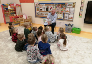 Pan Rozpędowski kontynuuje czytanie dzieciom