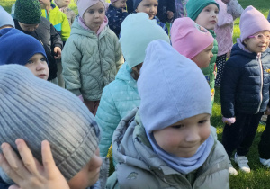 Dzieci słuchają opowieści o lesie