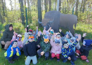 Zdjęcie w maskach zwierząt leśnych