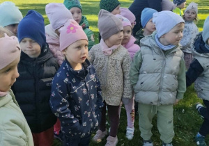 Dzieci słuchają opowiści o płazach żyjąccyh w lesie