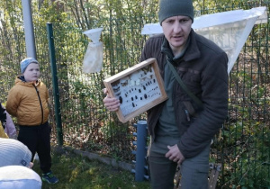 prowadzący pokazuje dzieciom siatkę do łapania owadów