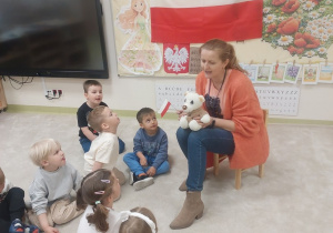 Dzieci słuchają i językiem rysują skrzydła orła w bajce logopedycznej