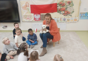 Dzieci słuchają pytań do bajki